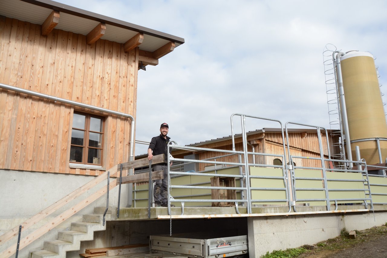 Samuel Berchtold zwischen den beiden Ställen. Der Abferkelstall links ist neu, der Maststall rechts wurde umgebaut. (Bilder Armin Emmenegger)