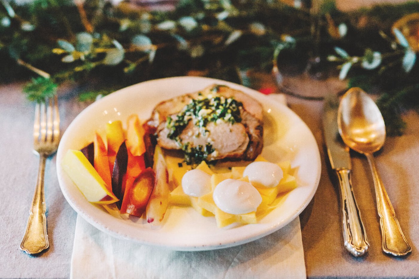 Kalbsbraten mit Polenta-Sternen und gedünstetem Gemüse. (Foto: Kathrin Toldo)