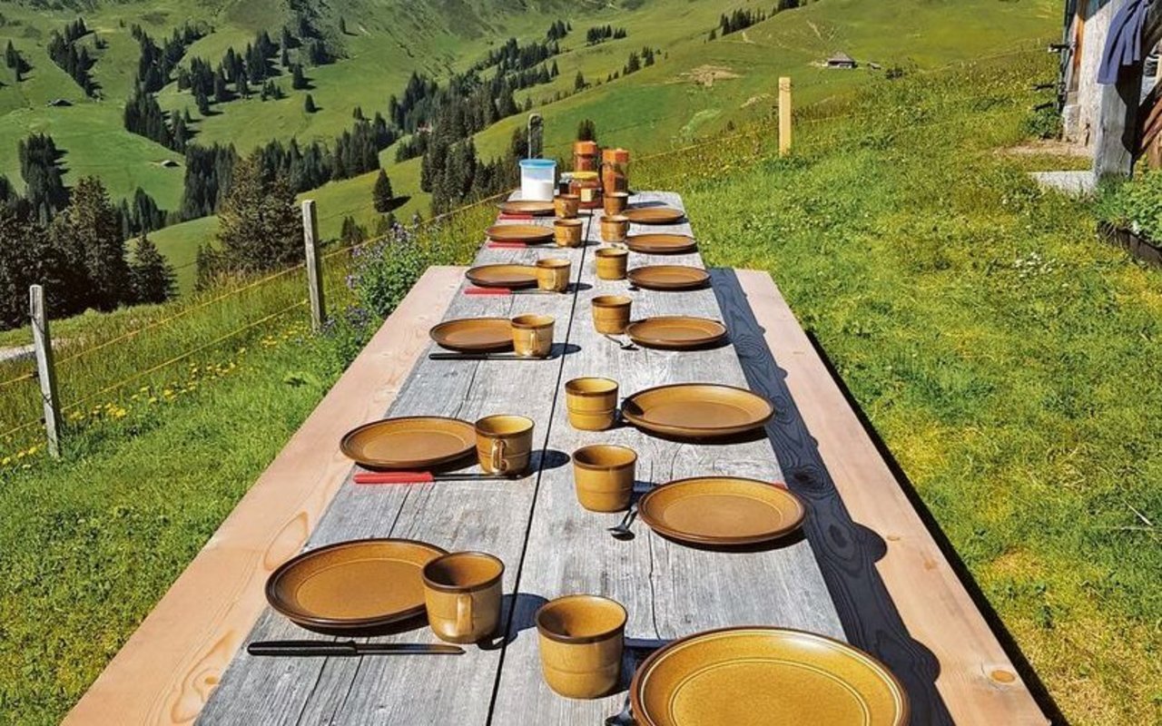 Zu Tisch, bitte! Nach getaner Arbeit auf der Alp werden die Paten(innen) mit Brot, Käse und Kaffee verpflegt. Viele von ihnen buchen zusätzlich noch eine Übernachtung. 