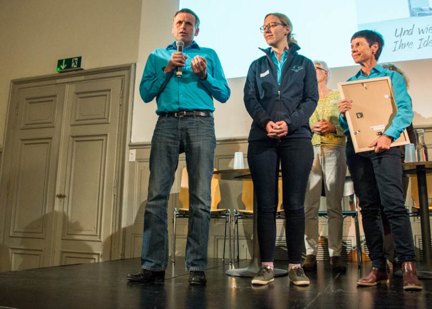 Fritz Kunz bedankt sich beim Publikum und der OGG für den Preis. Es war die zweite Dankesrede im November, denn das Projekt wurde schon mit dem AgroPreis 2017 geehrt