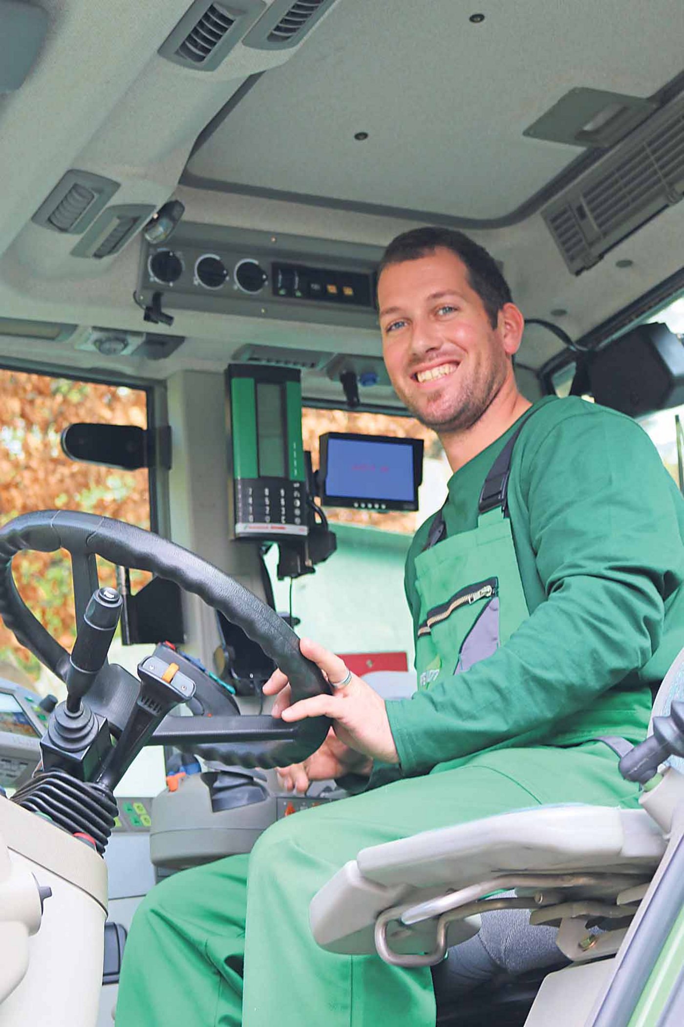 Er ist auf dem Traktor zu Hause. Das ist dem 32-jährigen Landwirt aus Schwanden i. E. bereits von Kindesbeinen an klar gewesen. (Bilder Simone Barth)