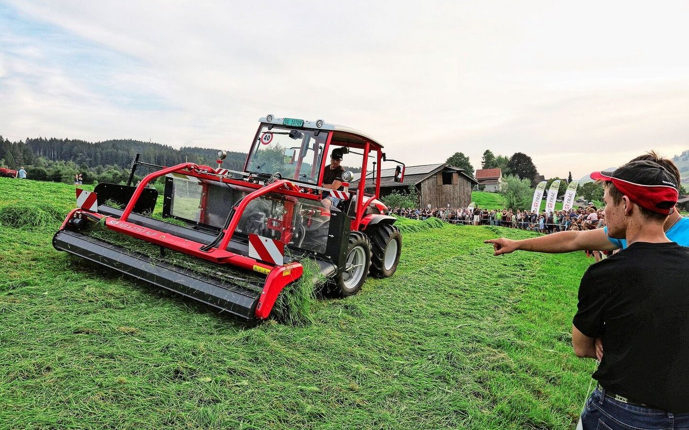 Fiel an der Feldvorführung auf: der Bandschwader im Frontanbau mit Pick-up «Air A 275 F ALP» des slowenischen Herstellers SIP. 