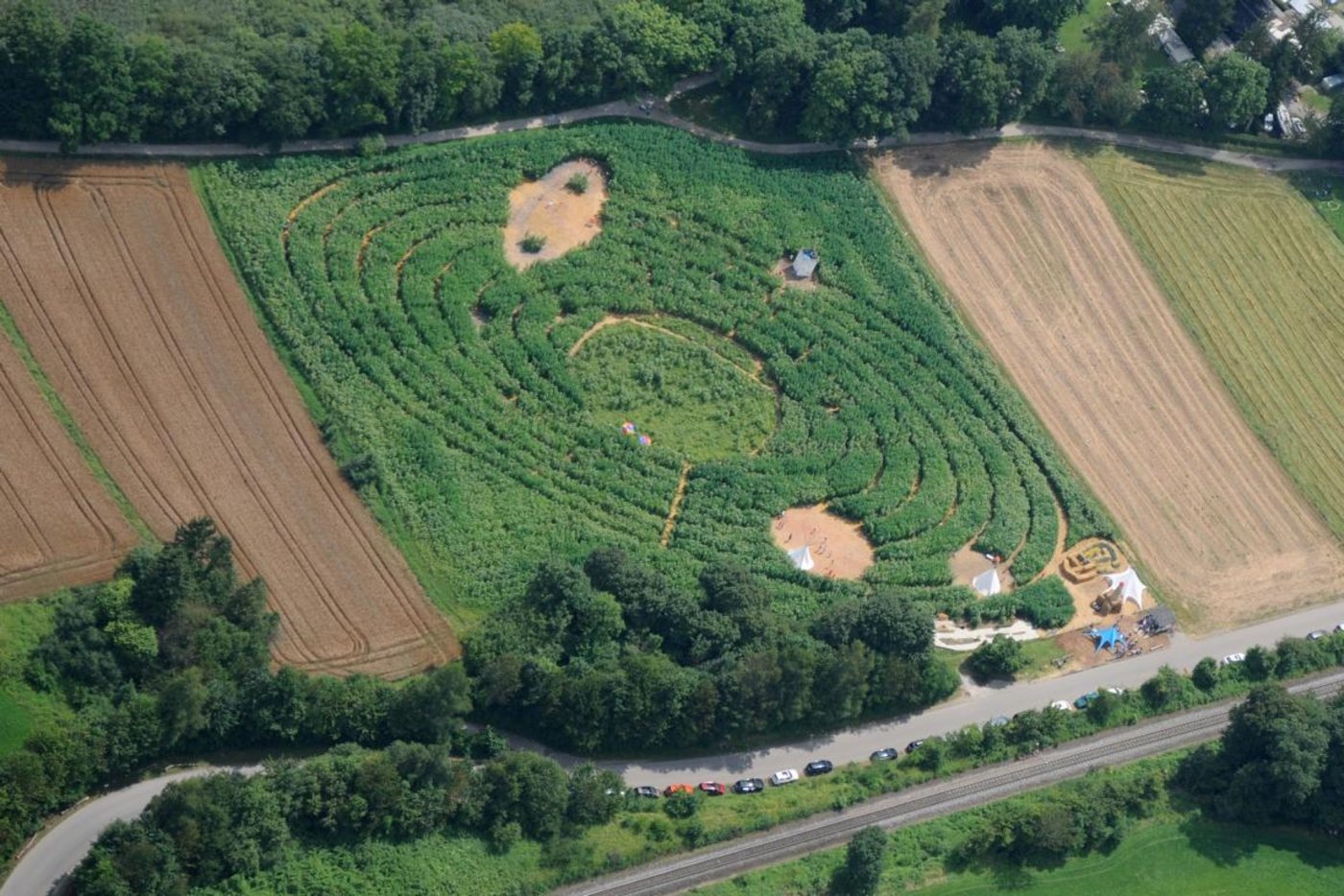Diese Struktur ist definitiv von Menschen gemacht. Eine Anpflanzung am Ammersee stellt das Sonnensystem mit den Bahnen und den entsprechenden Planeten dar. Dies sieht man jedoch nur mit genügend Abstand – genau wie beim Kornkreis – von oben. Oben im Bild ist der Ringplanet Saturn sichtbar. 