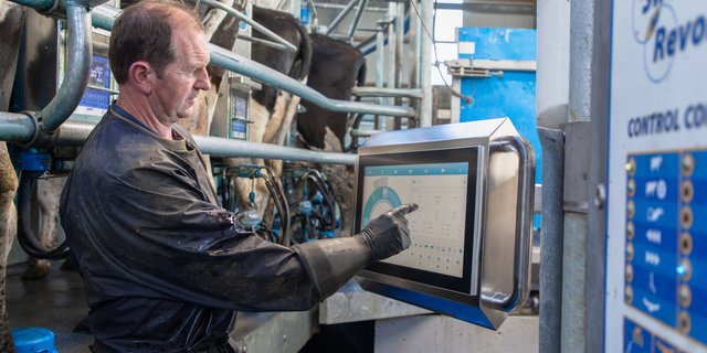 Mission Control ist ein Touchscreen-System, das mit einem Melkkarussell verbunden ist. (Bilder zVg)
