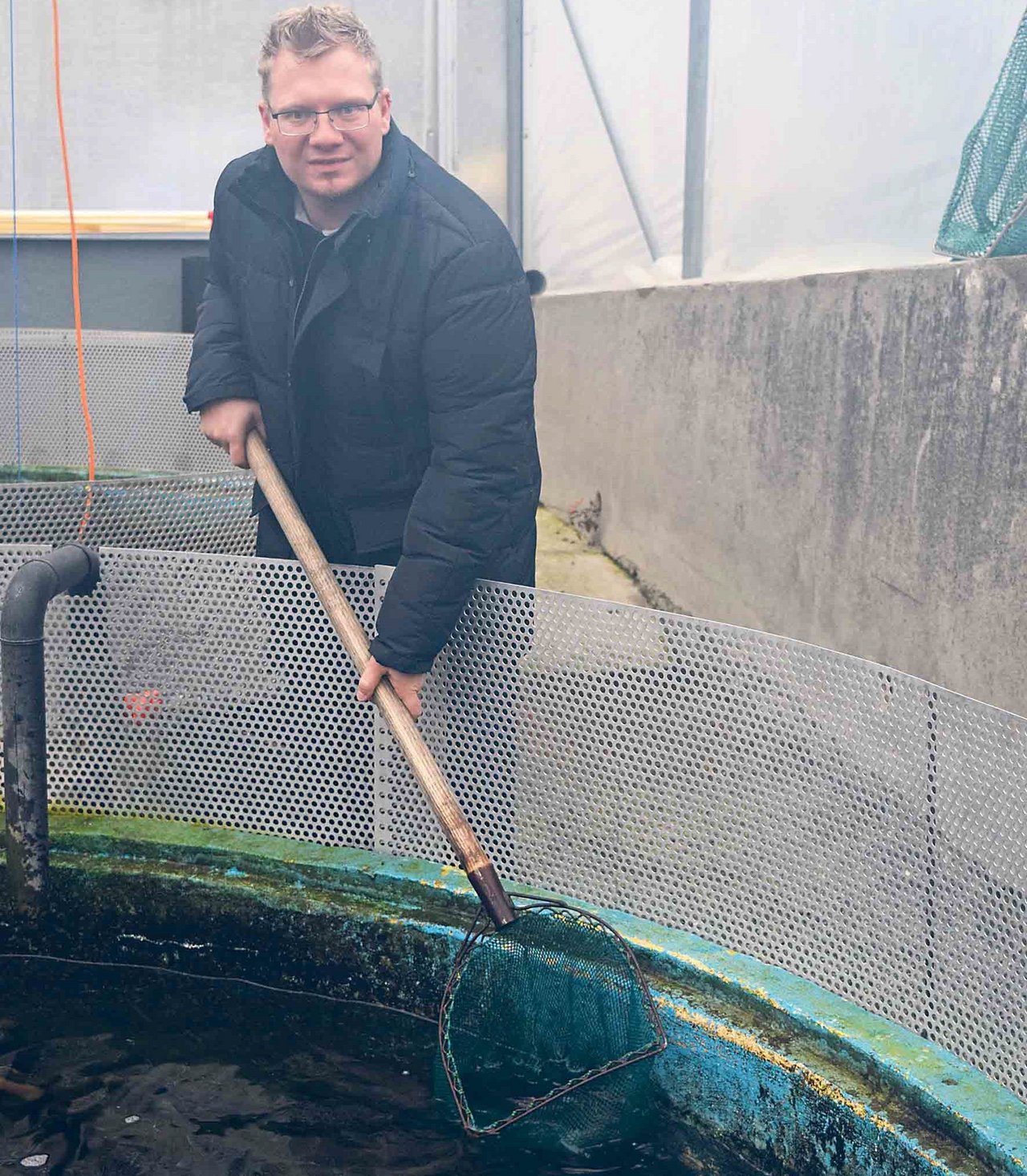 Martin Junker bei den Lachsforellen. Die alten Silofundamente wurden zu Fischbecken umfunktioniert.