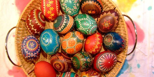 Schön gefärbte Ostereier gibts im Laden das ganze Jahr (Bild LeCornichon, wikipedia) 