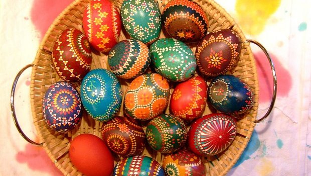 Schön gefärbte Ostereier gibts im Laden das ganze Jahr (Bild LeCornichon, wikipedia) 