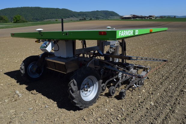 Farmdroid-Roboter richtet in Zuckerrüben grossen Schaden an Der Feldroboter Farmdroid arbeitet autonom und ist solarbetrieben. (Bild Stefanie Giger)