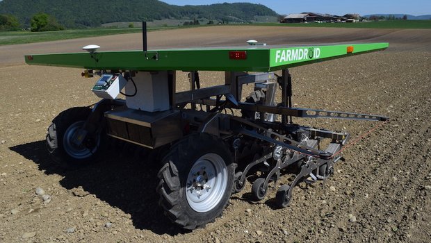 Der Feldroboter Farmdroid arbeitet autonom und ist solarbetrieben. (Bild Stefanie Giger)