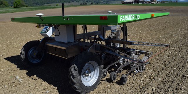 Der Feldroboter Farmdroid arbeitet autonom und ist solarbetrieben. (Bild Stefanie Giger)