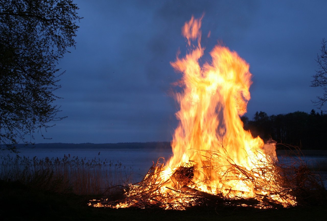 Auch in diesem Jahr ist die Waldbrandgefahr in vielen Kantonen hoch. Feuer im Freien sind deshalb zu vermeiden. (Bild David Mark/pixabay)