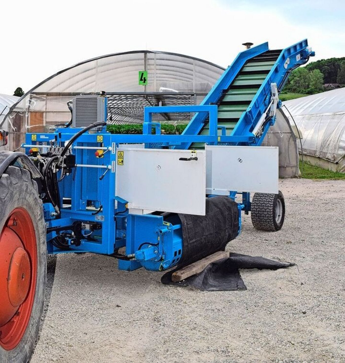 Diese Maschine befördert beim Kulturwechsel die geernteten Pflanzen via eines einrollbaren Bands aus den Tunnels.