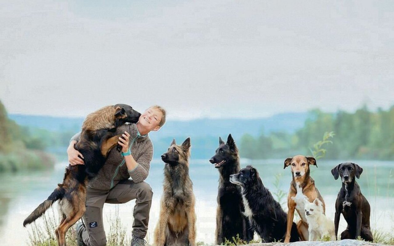 Hundetrainerin Selina Gloor mit einigen ihrer Schützlinge. Auch Hofhunde-Halterinnen und -Halter sind regelmässig in ihren Kursen.