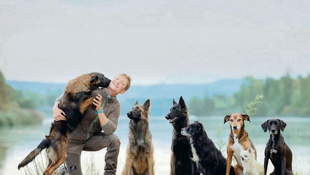 Hundetrainerin Selina Gloor mit einigen ihrer Schützlinge. Auch Hofhunde-Halterinnen und -Halter sind regelmässig in ihren Kursen.