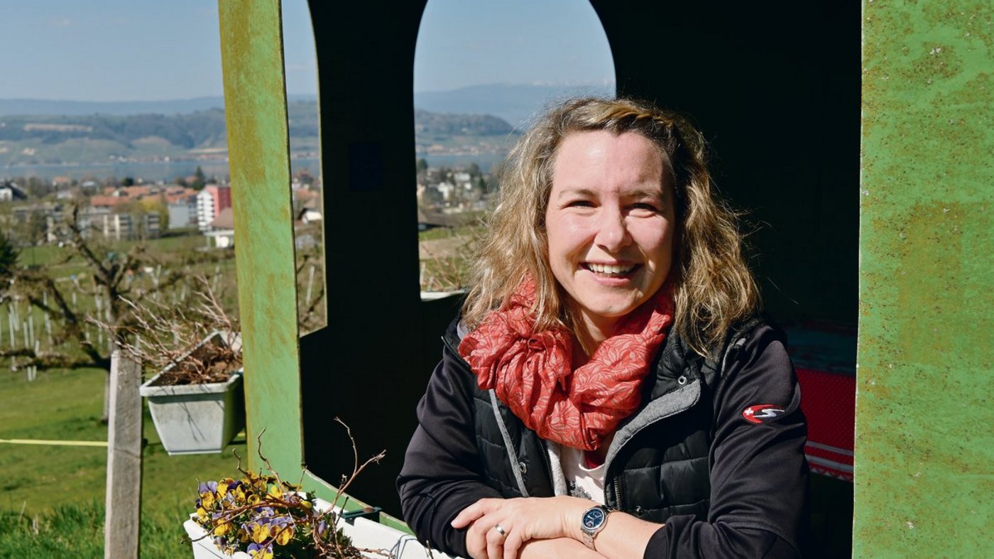 Eine Garten-Bar der etwas anderen Art: In ein altes Silo hat die Familie Lichtöffnungen in Form von Turmfenstern geschnitten, welche den Blick hinunter auf Murten und den See freigeben. Corinne Rentsch gefällts ganz offensichtlich. (Bilder aw)
