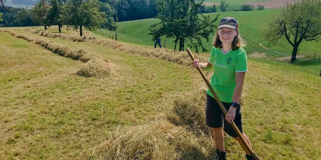 Die Ostschweizerin Stefanie Wild ist mit der Agriviva-Familie auf der Öko-Fläche unterwegs. Sie ist eine tüchtige Bäuerin auf Zeit und noch bis am Samstag in Ebersecken. (Bild Franziska Jurt)