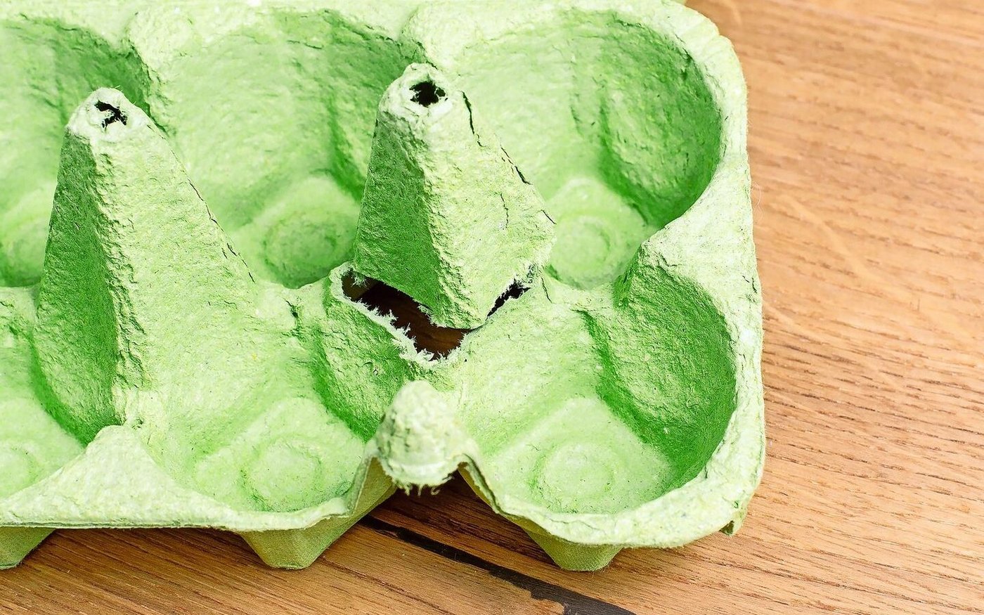 Das Hütchen aus einem Eierkarton ausgeschnitten.