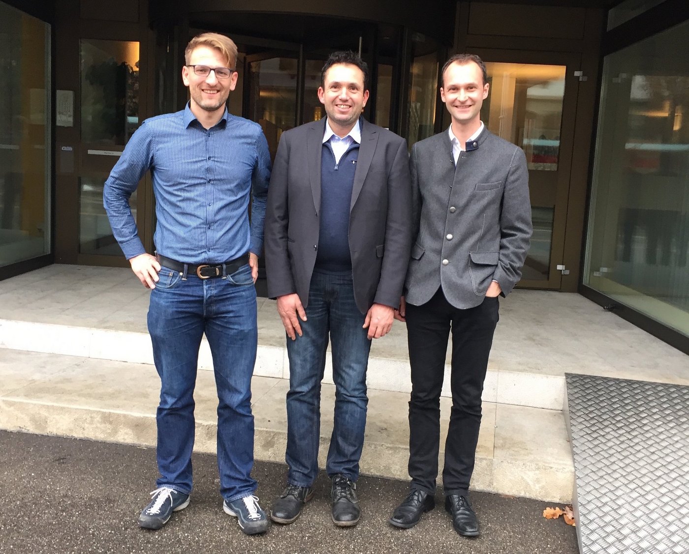 Simon Lanz, BLW, Thomas Roffler, Vorsitzender der Konferenz der Bauernverbände im Berggebiet und Grossrat Reto Crameri in Bern (v.l.n.r). (Bild zVg)