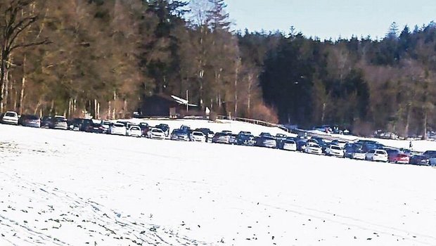 Dutzende von Fahrzeugen parkieren bei schönem Wetter auf den Feldern – und hinterlassen Spuren. 