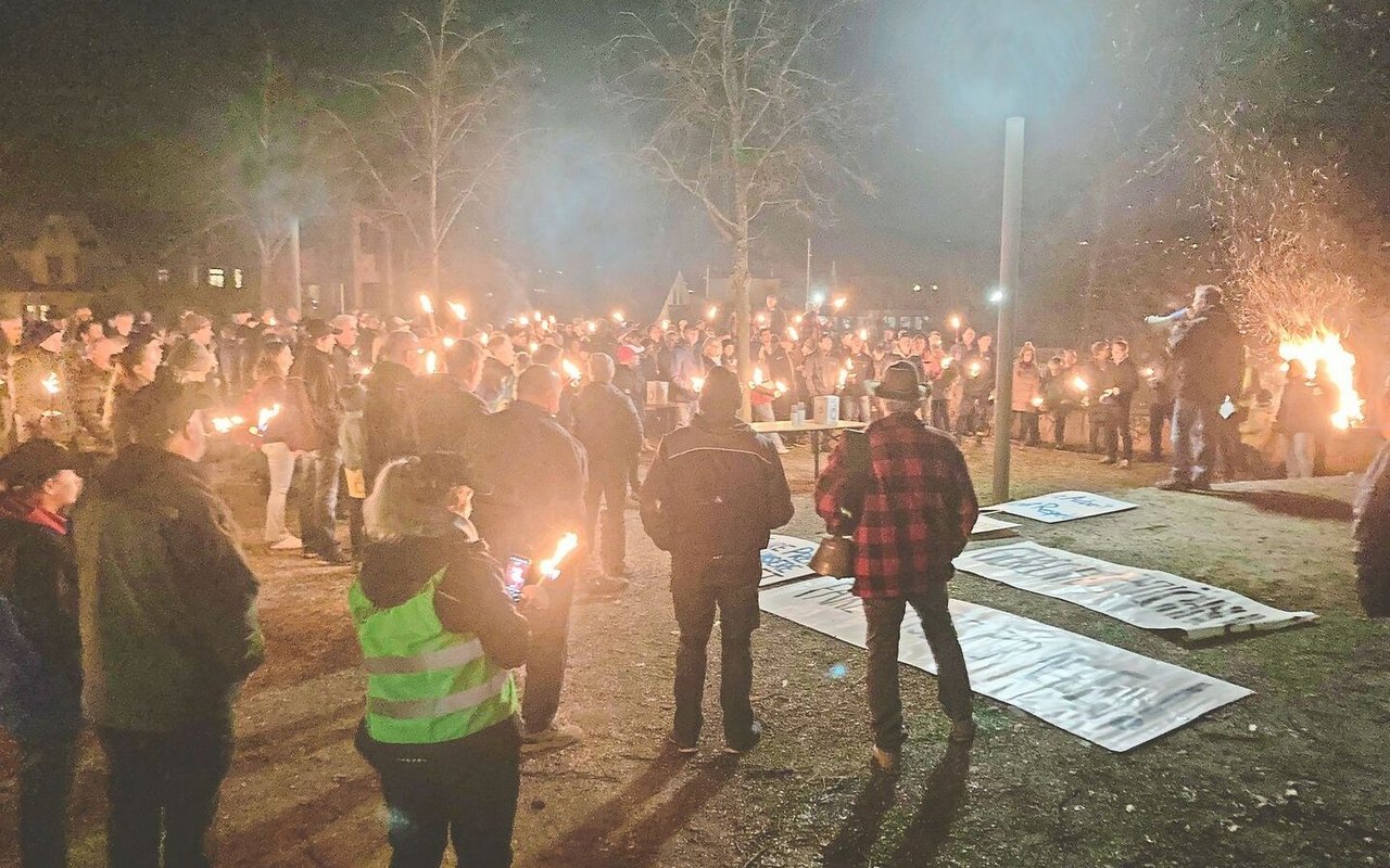 In Bülach am Mahnfeuer hielt Marc Peter, Bezirkspräsident Winterthur vom ZBV, bei Käse, Most und Brot eine Rede. 