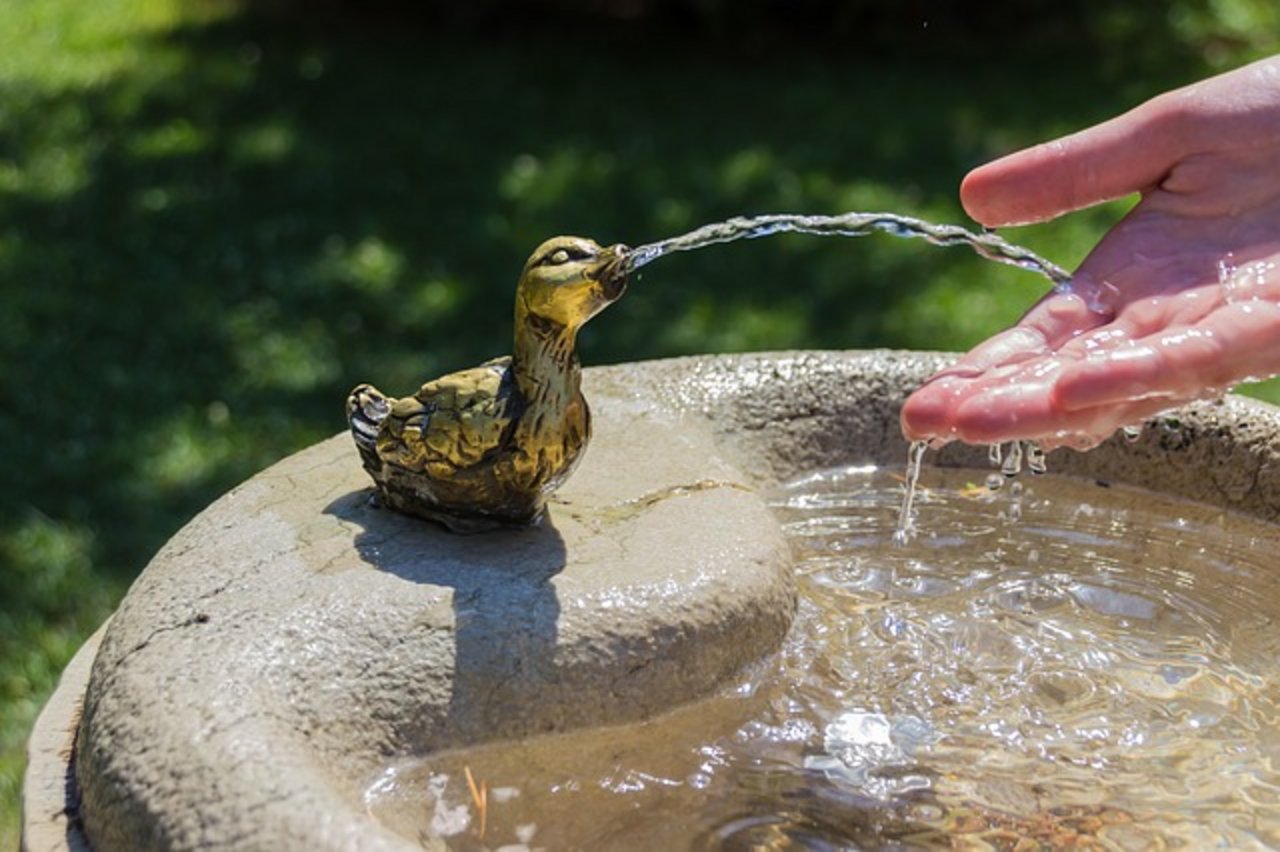 Schweizer Trinkwasser gilt als unbedenklich. Mit der Diskussion um Chlorothalonil, bzw. dessen Abbauprodukte kamen daran Zweifel auf. (Symbolbild Pixabay)