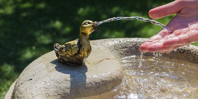 Schweizer Trinkwasser gilt als unbedenklich. Mit der Diskussion um Chlorothalonil, bzw. dessen Abbauprodukte kamen daran Zweifel auf. (Symbolbild Pixabay)