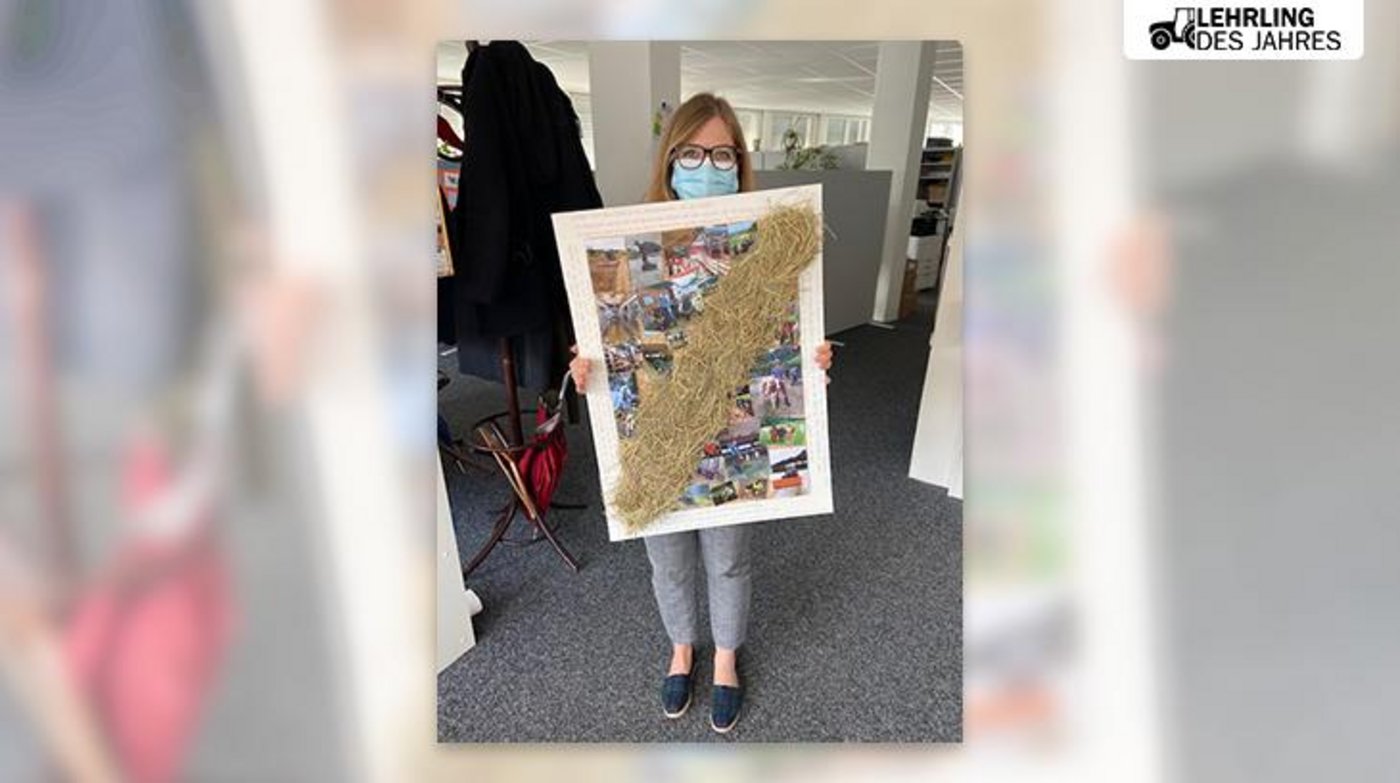 Projektleiterin Eleonora Massini mit einer der zahlreichen kreativen Bewerbungen für «Lehrling des Jahres». (Bild akr)