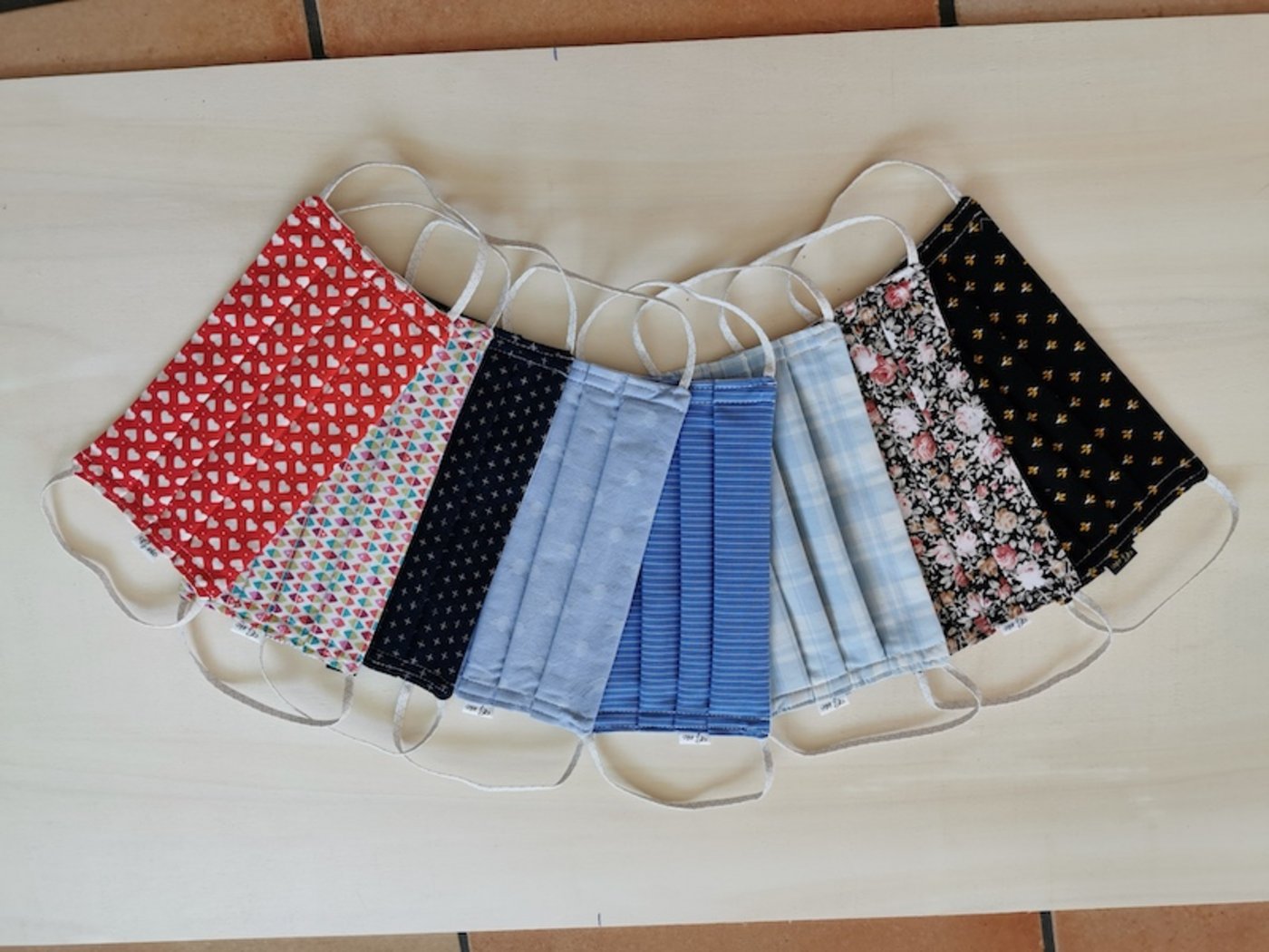 Schutzmasken kann man gut zu Hause selber nähen. Aus bunten Stoffen sehen sie besonders schön aus. (Bilder Gabriela Hochstrasser)
