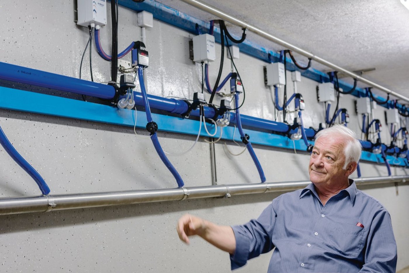 Robert Hess im Keller: Die Anlage für seinen Melkstand ist unterirdisch verlegt und sorgt für Ruhe im Melkstand. Allerdings hat Hess seit dem Umbau Probleme mit der Melkbarkeit, die Leistung seiner Kühe ist eingebrochen. (Bild hja)