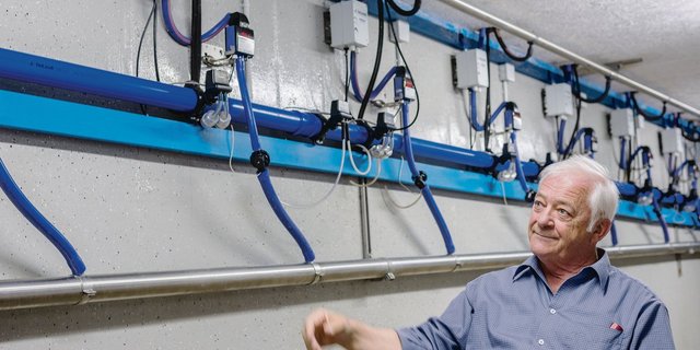 Robert Hess im Keller: Die Anlage für seinen Melkstand ist unterirdisch verlegt und sorgt für Ruhe im Melkstand. Allerdings hat Hess seit dem Umbau Probleme mit der Melkbarkeit, die Leistung seiner Kühe ist eingebrochen. (Bild hja)