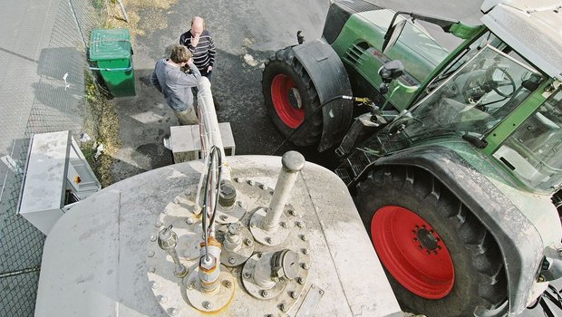 Zwei Landwirte unter Zwei Landwirte unterhalten sich an der Tankstelle. Ob sich ihr Gespräch um den gestiegenen Dieselpreis dreht?