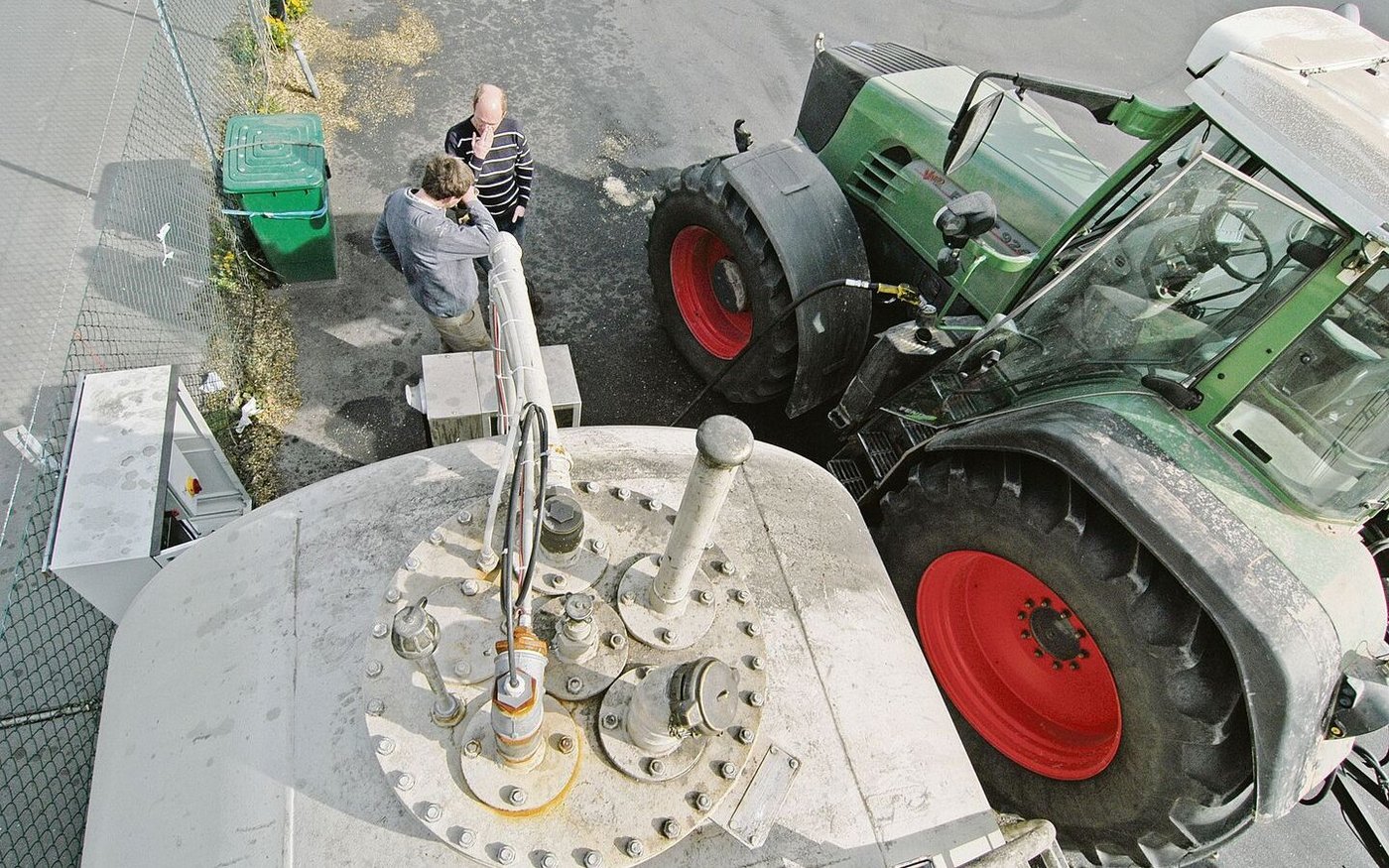 Zwei Landwirte unterhalten sich an der Tankstelle. Ob sich ihr Gespräch um den gestiegenen Dieselpreis dreht?