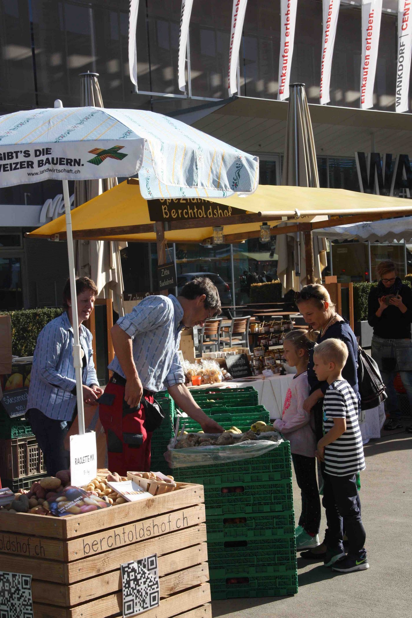 Der Märit bietet Gelegenheit zum Gespräch mit kleinen und grossen Konsumenten. 