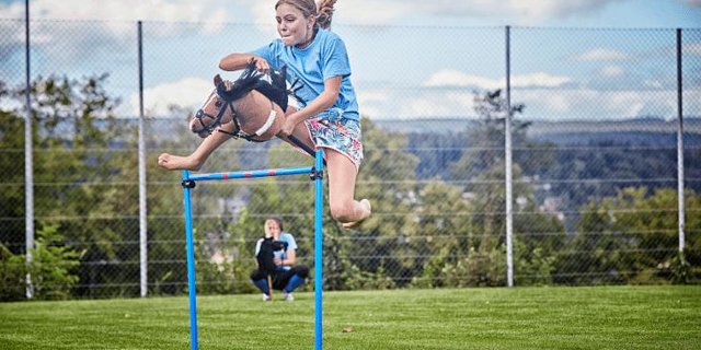 Hobby Horsing kann sehr sportlich sein. Springreiten gehört dazu. (Bilder Renate Wernll)