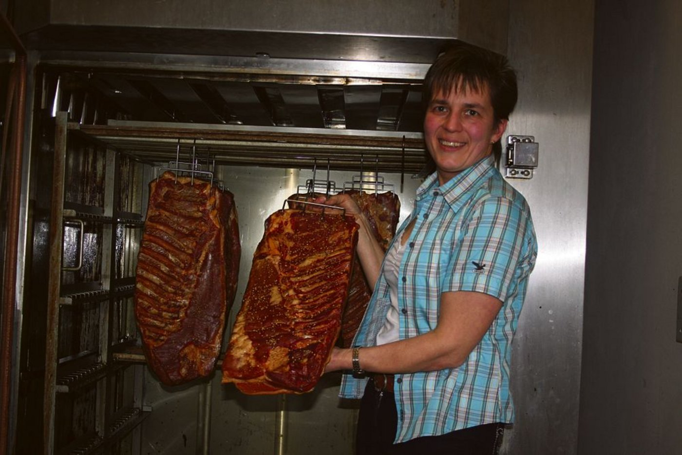 In der Anfangszeit räucherte Claudia Speck wie zu Grossmutters Zeiten. Heute nutzt sie dafür eine vollautomatische Räucherkammer. (Bild Vreni Peterer)