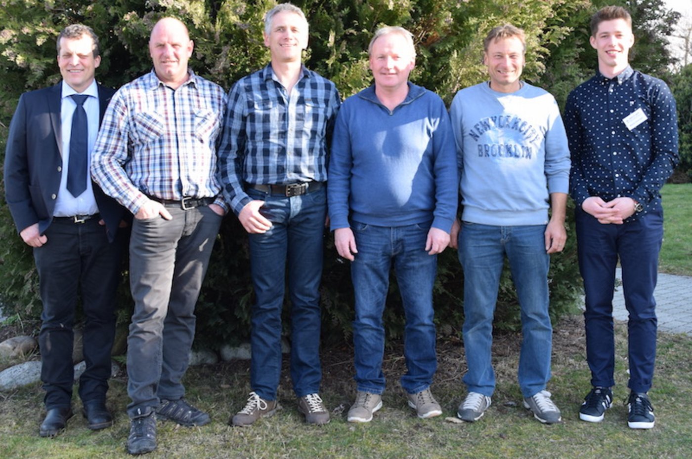 Neue und alte Gesichter im Vorstand (v. l. n. r.): Ruedi Fischer, Präsident; Martin Uhlmann und Hanspeter Brunner, die neuen Vorstandsmitglieder; Ueli Kilchhofer und Markus Stooss, die Abtretenden sowie Niklaus Ramseyer, der neue Geschäftsführer. (Bild jba)