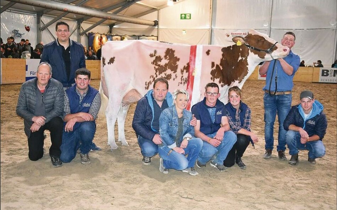 Margrit und Alex Gobeli (in der Mitte) mit ihrer Familie und Freunden anlässlich der BEA 2022, wo Elegance den Titel holte. Links stehend ihr Züchter Beat von Allmen.