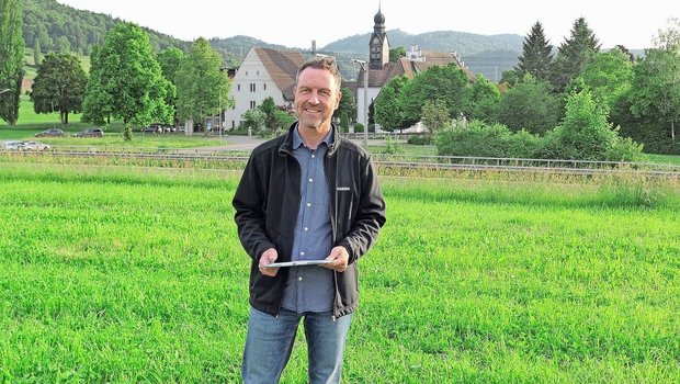 Futterbauberater Daniel Nyfeler an der Flurbegehung auf der Swiss Future Farm in Tänikon.