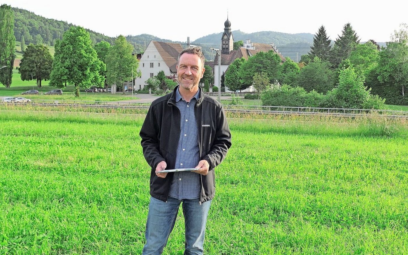 Futterbauberater Daniel Nyfeler an der Flurbegehung auf der Swiss Future Farm in Tänikon.