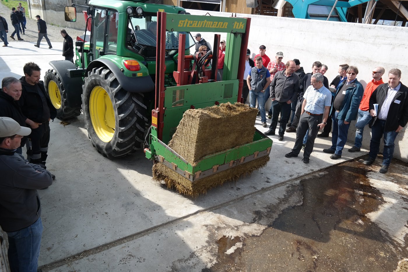 Der Strautmann Blockschneider schneidet saubere Blöcke und passt deshalb auf Betriebe, die täglich wenig Vorschub im Fahrsilo haben. 