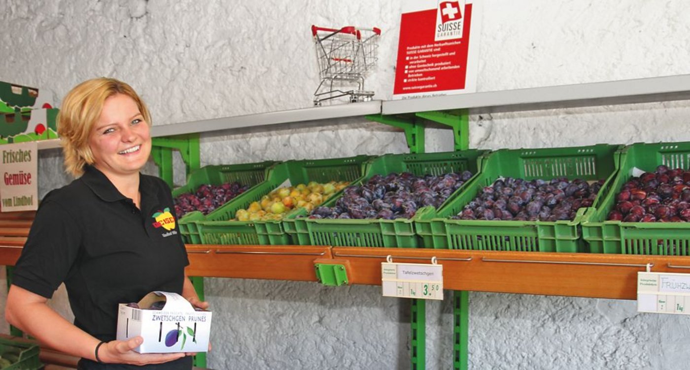 Alle  auf dem elterlichen Betrieb produzierten Früchte verkauft Steffi Geiser im Hofladen. (Bild SBV)