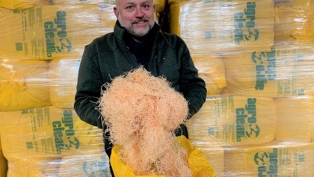 Thomas Wildberger mit einem seiner bekanntesten Produkte, der Agroclean-Euterholzwolle. (Bilder rb)