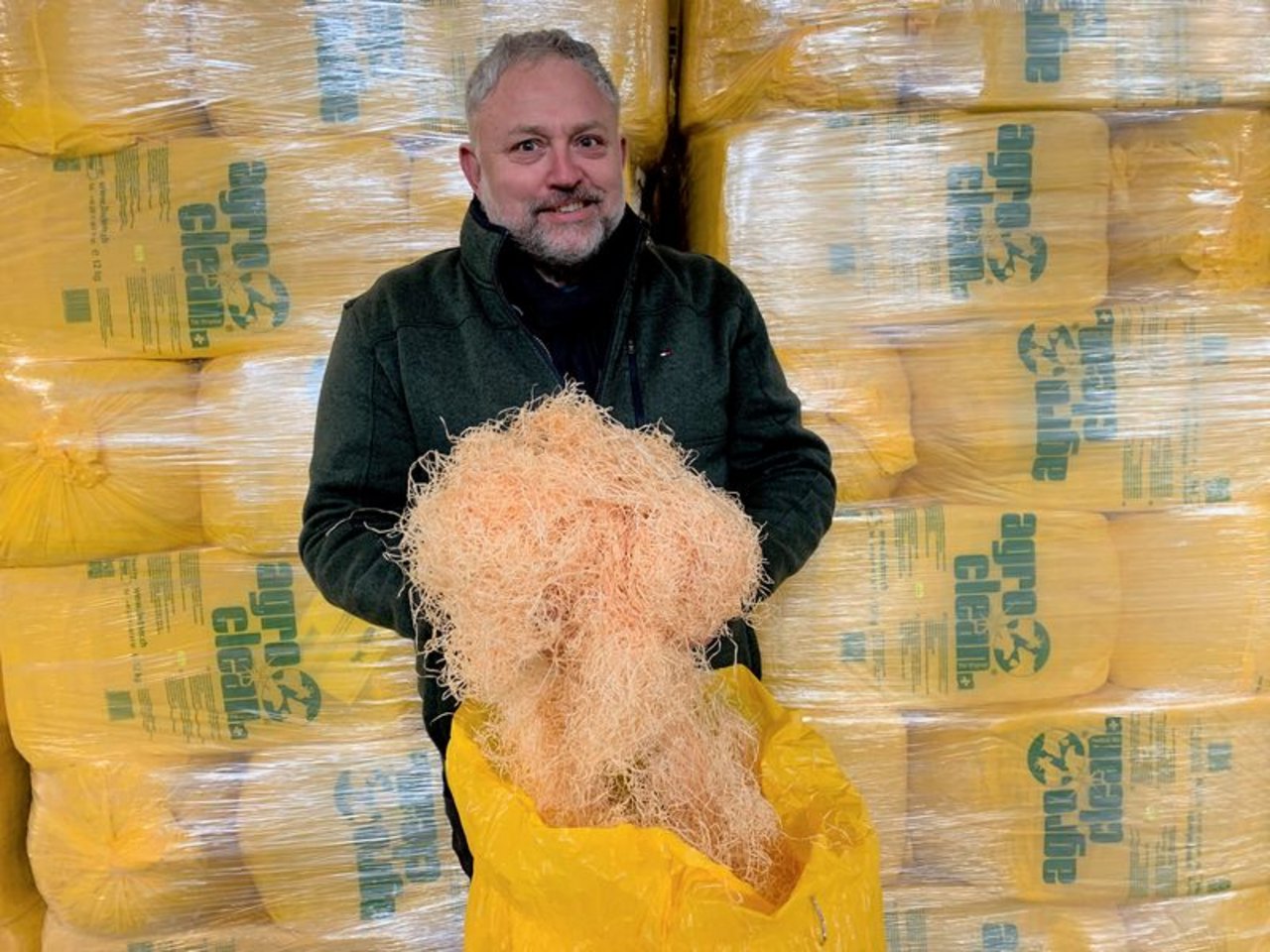 Thomas Wildberger mit einem seiner bekanntesten Produkte, der Agroclean-Euterholzwolle. (Bilder rb)