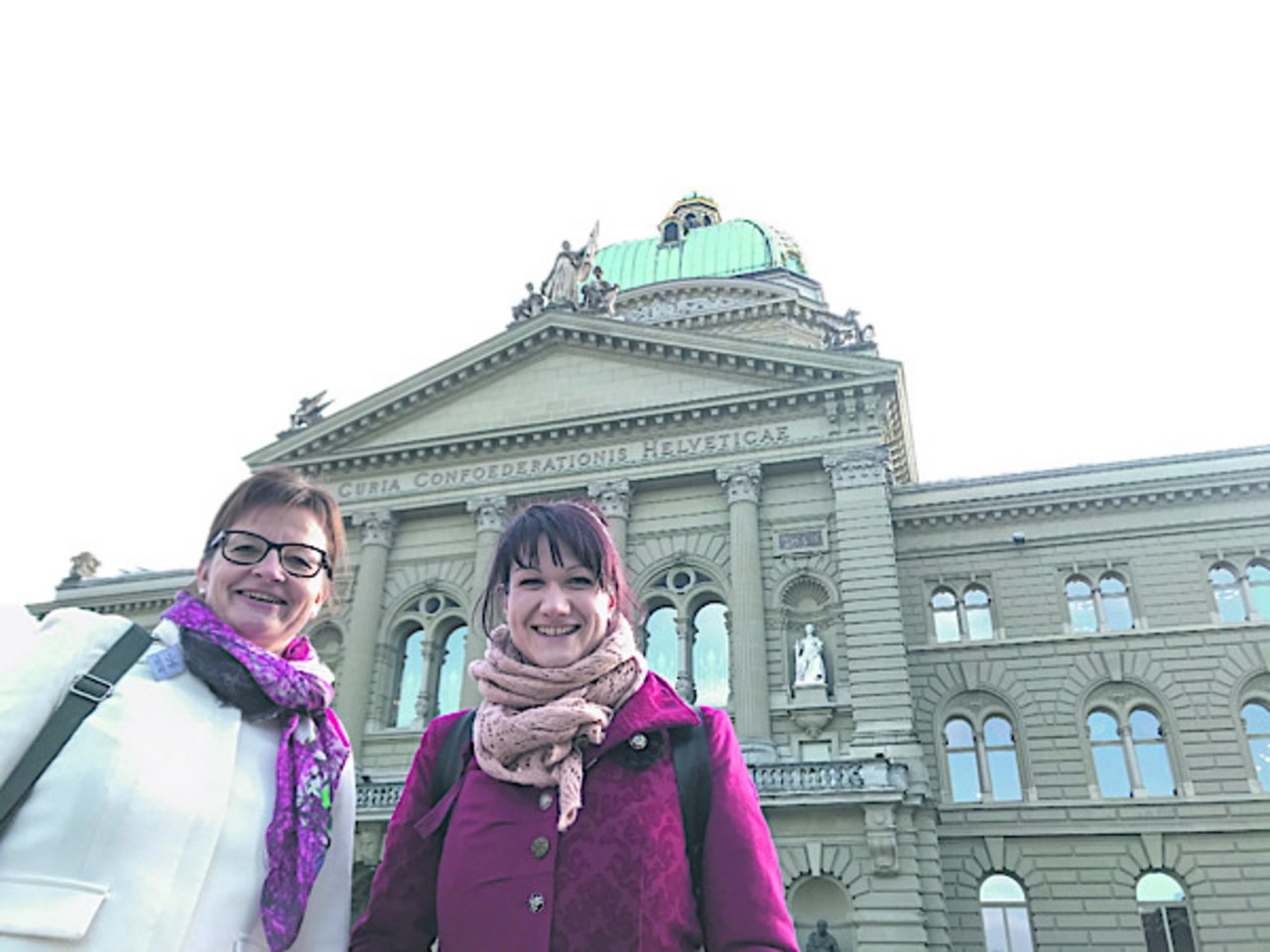 «Ich muss auch ein paar Sachen aufgeben»: Priska Wismer-Felder (CVP/LU) und Christine Badertscher (Grüne/BE) an ihrem zweiten Sessionstag vor dem Bundeshaus. (Bild akr)