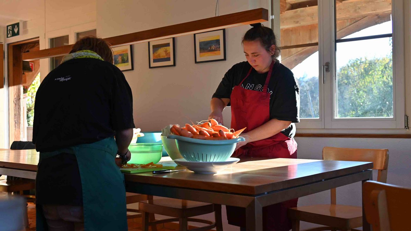 Anja (links) und Ronja rüsten Gemüse. Das Suppengemüse ist Teil der Produkte, die in umliegenden Läden und Hofläden verkauft werden. 