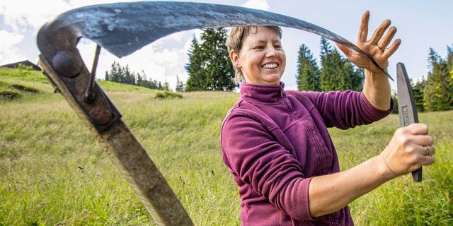 Bergbauern brauchen in der Hochsaison die Unterstützung von Freiwilligen. (Caritas Schweiz/Monika Flückiger)