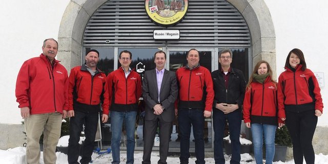 Bernard Leuenberger, Präsident der Landwirtschaftskammer Berner Jura; David Gogniat, Milchproduzent und Mitglied des OK; Olivier Isler, Geschäftsführer der Interprofession; Jean-Marc Soldati, Pate der Veranstaltung; Markus Gerber, Gemeindepräsident von Saicourt; Jean-Pierre Froidevaux, Landwirt & Künstler; Stéphanie Chouleur, Jura bernois Tourisme; Magali Ackermann, Fondation Rurale Interjurassienne. (Bilder Interprofession Tête de Moine)