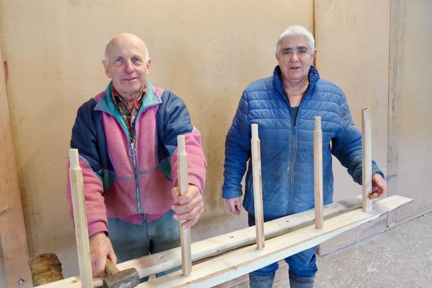 Alois und Maria Diethelm produzieren jährlich zirka 50 Holzleitern.  (Bilder  Esther Thalmann)