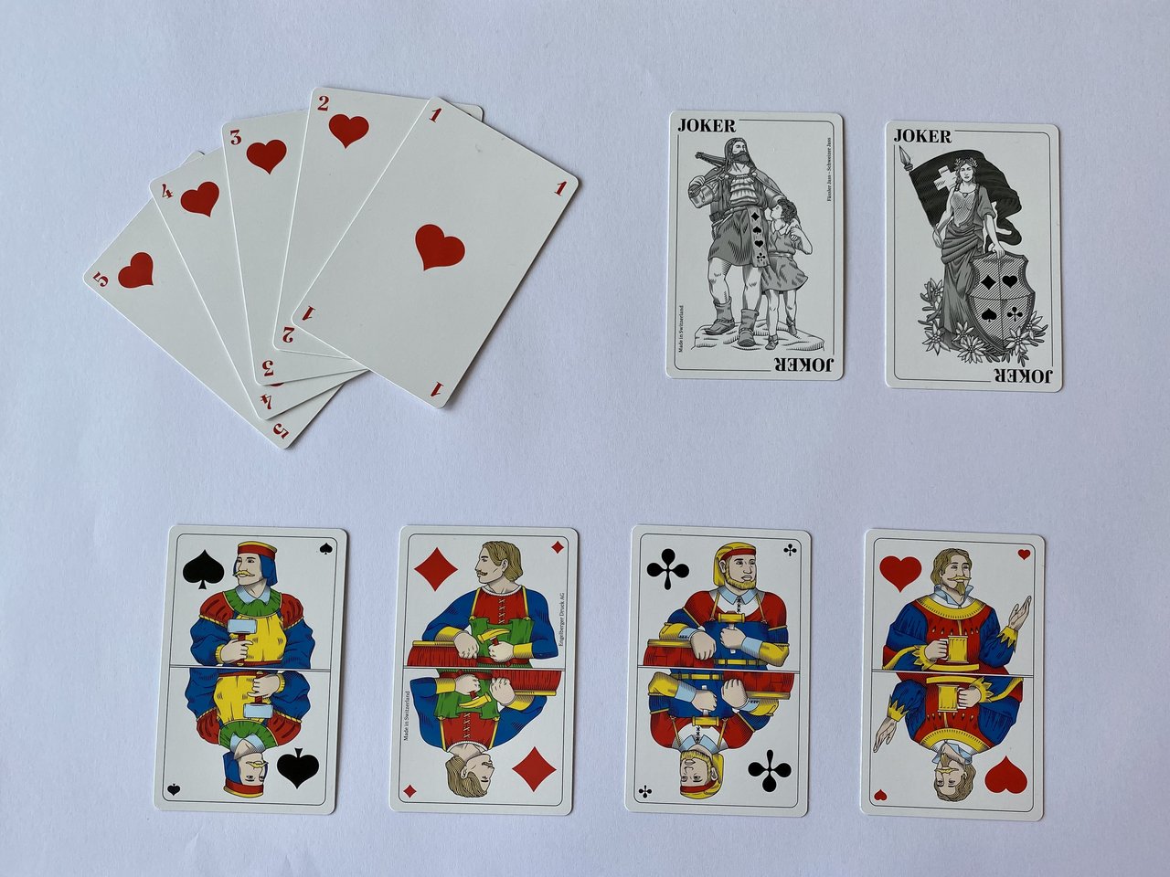 Diese Karten ergänzen beim «Fässler-Jass» das traditionelle Jasskarten-Set (Bild Cornelia von Däniken)