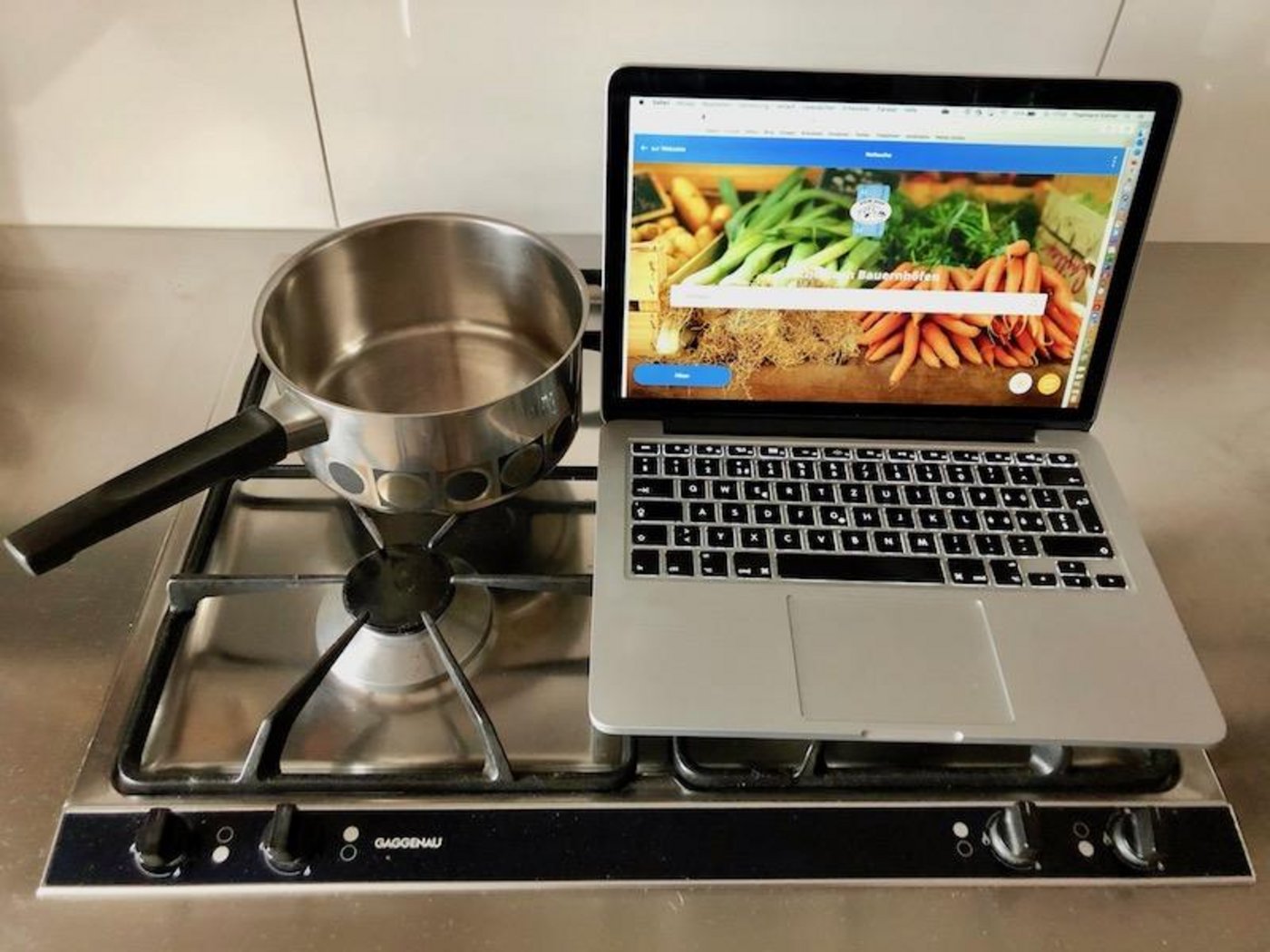 Der Herd bleibt kalt, die Pfanne leer: Vermehrt werden Lebensmittel und Essen nach Hause bestellt. Corona verleiht diesem Food Trend zusätzlich Schub. (Bild Esther Thamann)